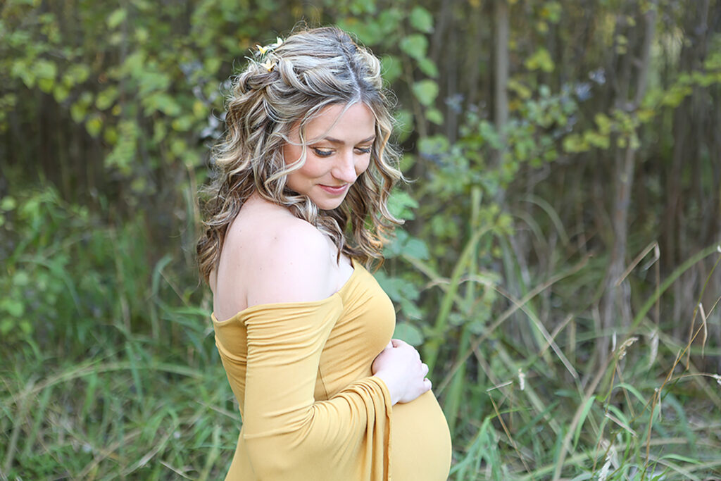 Spokane-maternity-photography-in-yellow-gown